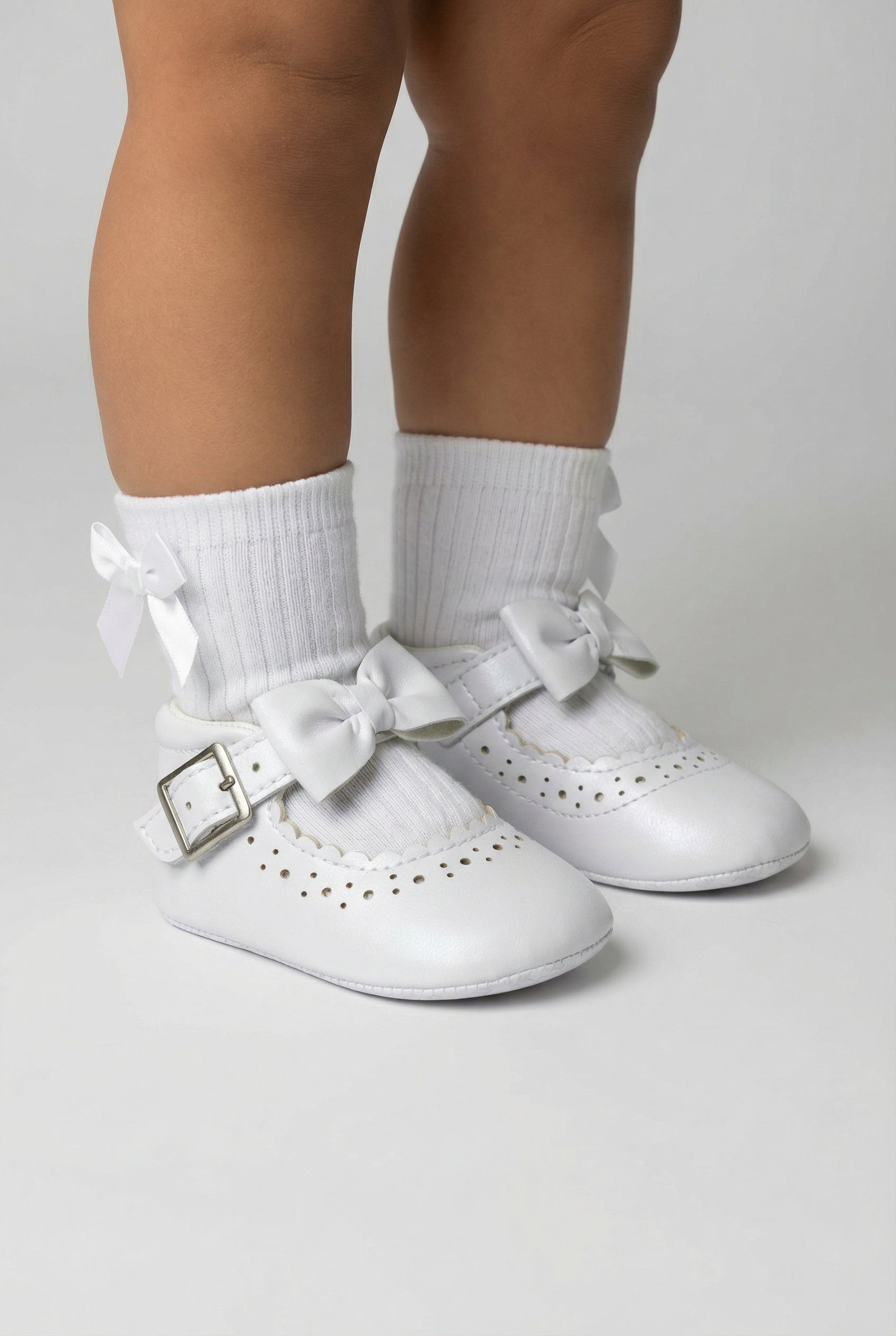 Baby Girls Mary Jane Flats with Bow & Scalloped Trim - Beatrice - White Modle Picture