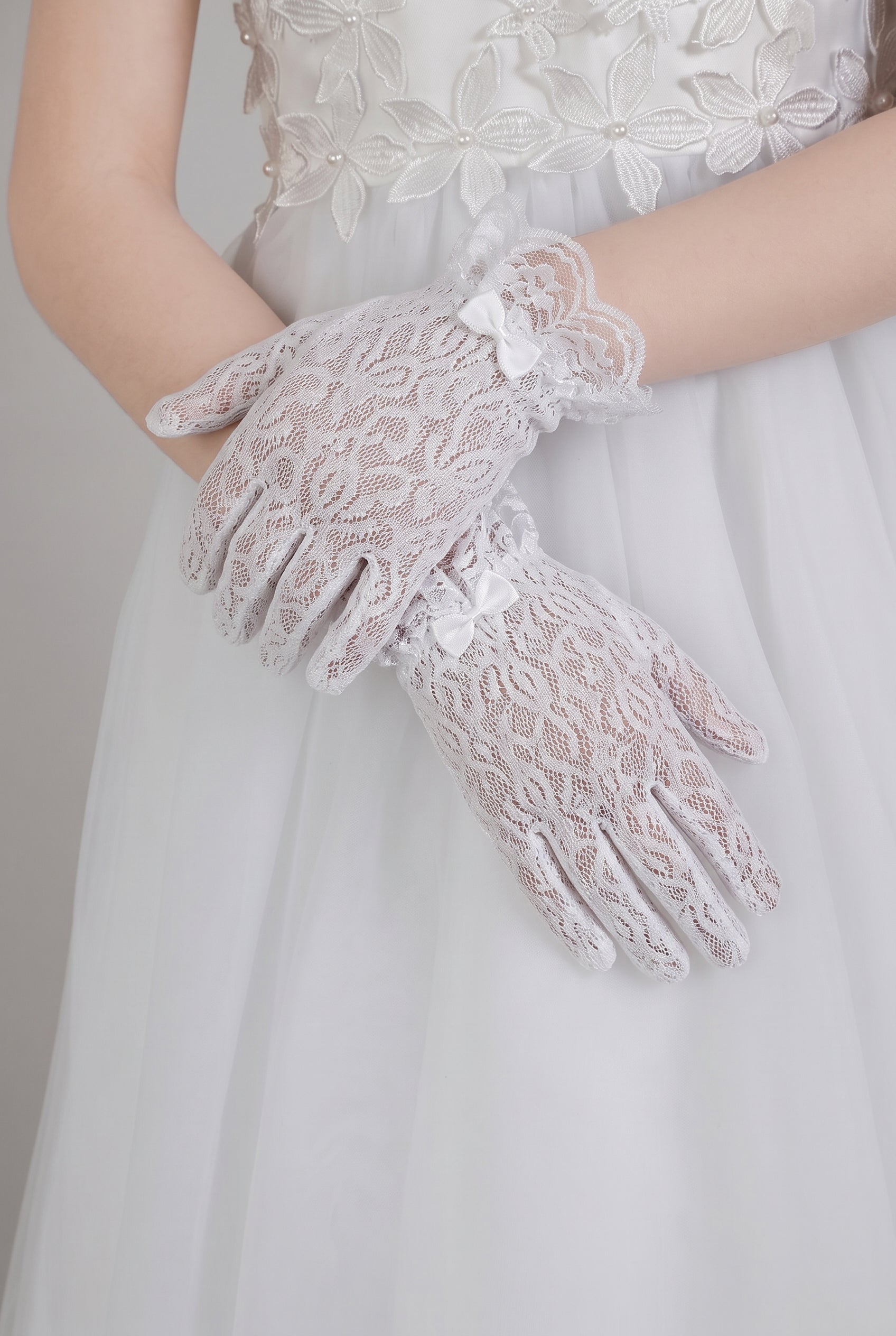Girls’ Lace Formal Gloves with Bow Detail - White