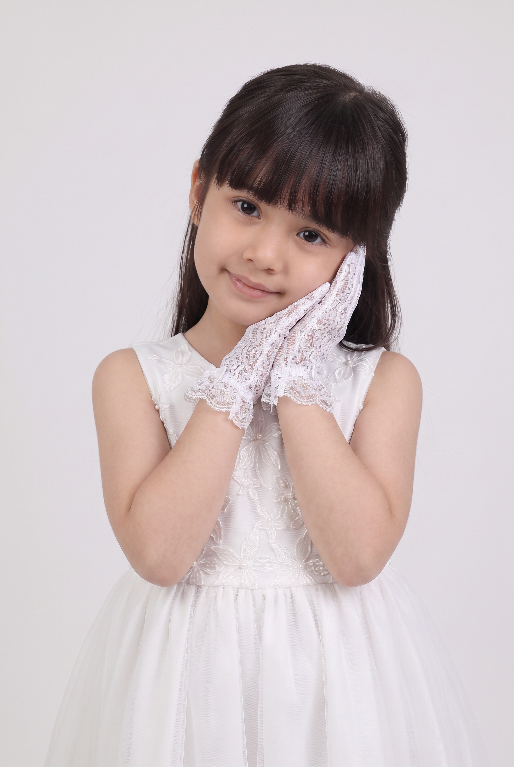 Girls’ Lace Formal Gloves with Bow Detail - White
