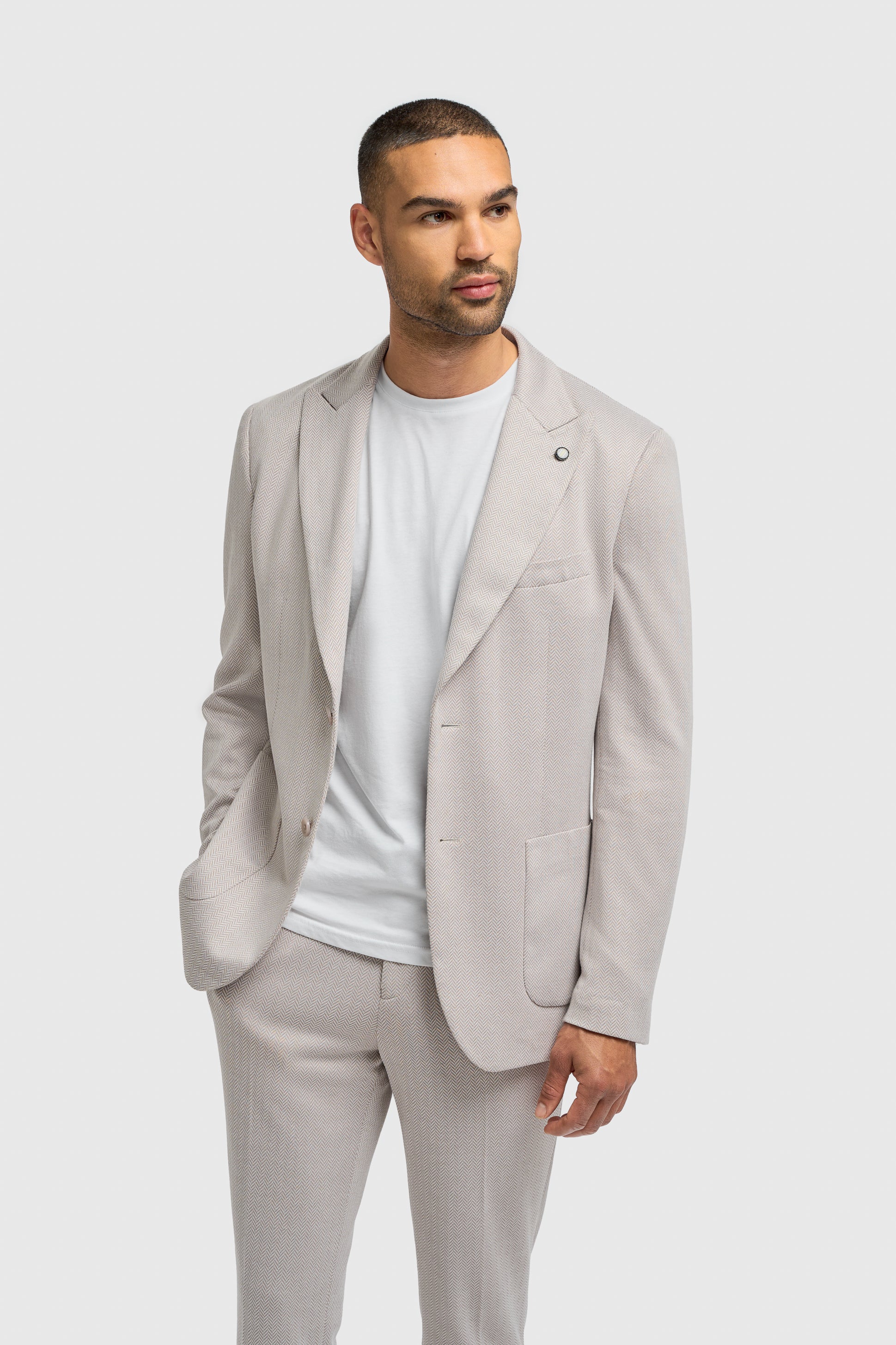 Men’s 2-Piece Herringbone Casual Suit - Vasco - Beige Model Picture